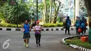  Warga berlari di sekitar kawasan Kebun Binatang Ragunan, Jakarta, Minggu (9/10). Kawasan KBR menjadi salah satu lokasi alternatif warga Jakarta untuk berolahraga pada Minggu pagi. (Liputan6.com/Helmi Fithriansyah)