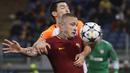 Aksi pemain Roma, Radja Nainggolan manhan bola saat dibayangi pemain Shakhtar, Taras Stepanenko pada leg kedua 16 besar Liga Champions di Rome Olympic stadium, (13/3/2018). AS Roma Menang 1-0. (AP/Gregorio Borgia)