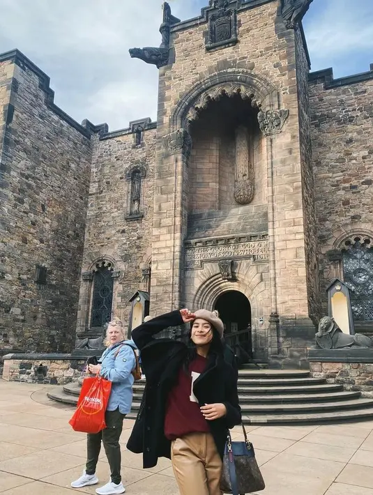 Momen liburannya pun diunggah melalui akun Instagramnya. Selain keseruannya mengunjungi tempat ikonis di Inggris, penampilan istri Jesse Choi itu juga tak luput dari perhatian. @maudyayunda.