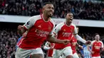Pemain Arsenal Gabriel Jesus (kiri) melakukan selebrasi usai mencetak gol ke gawang Brighton dan Hove Albion pada pertandingan sepak bola Liga Inggris di Emirates Stadium, London, Inggris, Minggu (17/12/2023). Arsenal memetik kemenangan 2-0 setelah sebelumnya selalu tumbang pada tiga pertemuan di kandang sendiri. (AP Photo/Ian Walton)