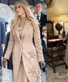 Ivanka Trump dan Tiffany Trump curi perhatian jelang pelantikan Presiden AS. Kedua putri Donald Trump itu tampil bergaya di detik-detik pelantikan sang ayah sebagai presiden AS [(@oscardelarenta @tiffany_trump]