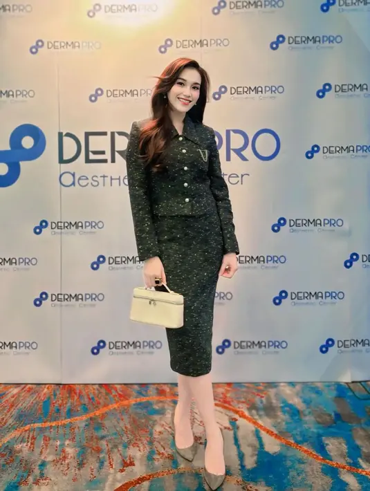 Pesona Ayu Ting Ting dibalut set atasan dan bawahan yang serasi. Atasan tweed berkerah bernuansa hijau dipadunya dengan midi skirt yang serasi. [Foto: Instagram/ayutingting92]