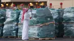 Seorang sukarelawan memeriksa paket bantuan yang disediakan oleh Arab Saudi sebelum dimuat ke dalam pesawat Kargo Saudi di bandara Internasional King Fahad di Riyadh pada 14 Oktober 2024. (Fayez Nureldine/AFP)