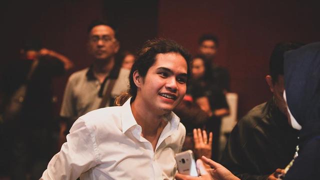 Potret Dul Jaelani saat manggung di konser bertajuk 20 Tahun Bintang Lima Tour 2020 DEWA 19 di Surabaya