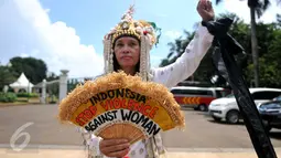 Massa mengenakan kostum saat melakukan long march menuju Istana Presiden, Jakarta, Selasa (8/3). Aksi memperingati Hari Perempuan Internasional ini menuntut pemerintah menegakkan keadilan terhadap perempuan Indonesia. (Liputan6.com/Gempur M Surya)