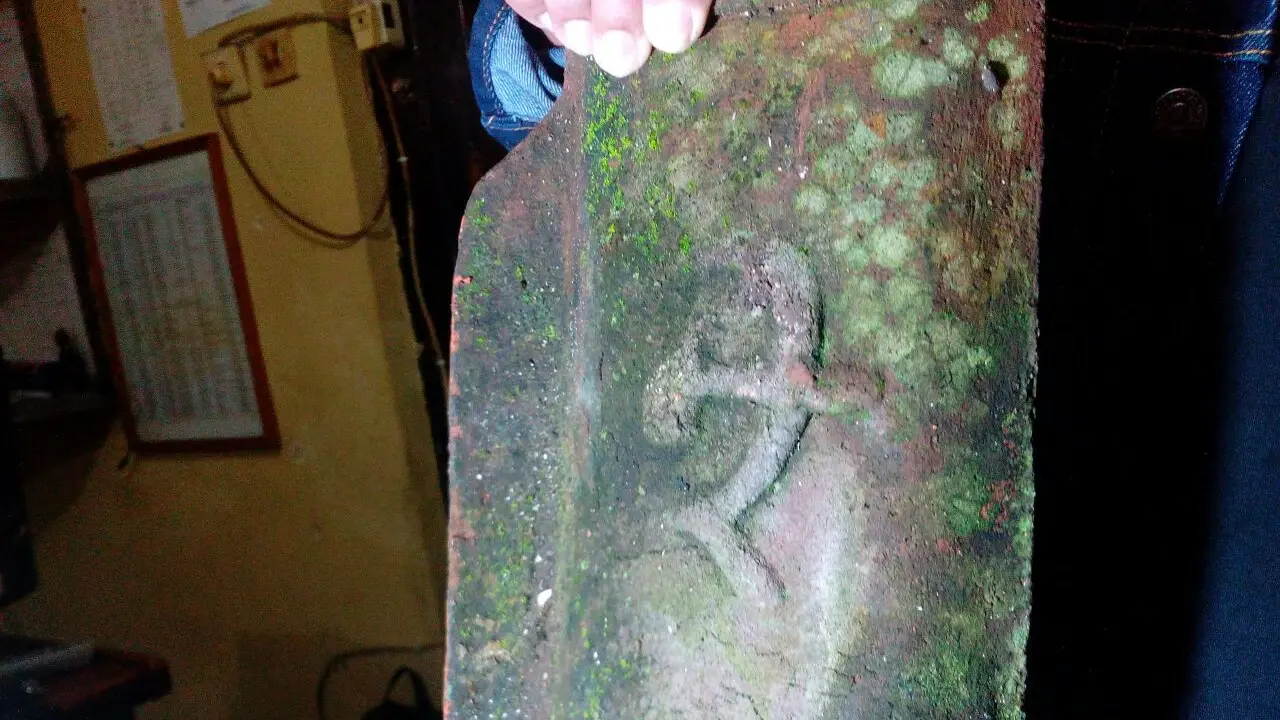 300 Genteng Bermotif Palu Arit di Rumah Kosong, Siapa Punya?