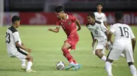 Pemain Timnas Indonesia U-20, Marselino Ferdinan berusaha melewati hadangan pemain Timor Leste dalam laga pertama Grup F Kualifikasi Piala Asia U-20 2023 di Stadion Gelora Bung Tomo, Surabaya (14/9/2022). (Bola.com/Ikhwan Yanuar)