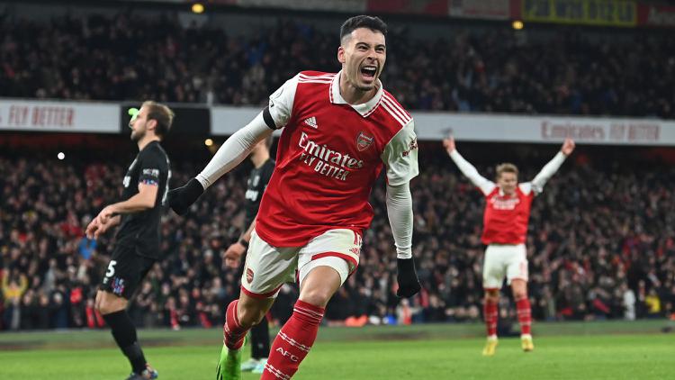 Gabriel Martinelli. Gelandang serang Arsenal, Gabriel Martinelli melakukan selebrasi setelah mencetak gol kedua timnya ke gawang West Ham United dalam laga pekan ke-17 Liga Inggris 2022/2023 di Emirates Stadium (26/12/2022). Hingga kini ia telah mencetak 7 gol dan 2 assist dari total 18 laga di Liga Inggris. Catatan tersebut telah melampaui koleksi golnya pada musim lalu saat ia mencetak 6 gol dari 29 laga di Liga Inggris musim 2021/2022. (AFP/Glyn Kirk)