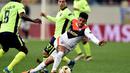 Pemain Shakhtar Donetsk, Taison, melewati hadangan pemain Braga pada laga leg kedua perempat final Liga Europa, di Stadion Arena Lviv, Lviv, Ukraina, Jumat (15/4/2016) dini hari WIB. (AFP/Sergei Supinsky)