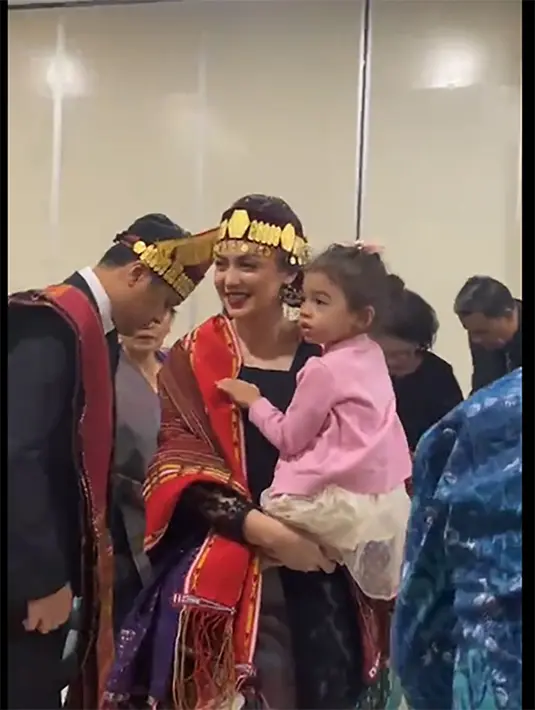 "Namun, karena kesibukan dan alasan lainnya, pernikahan adat selalu diundur," kata Rianti seperti dilansir dari kanal Youtube tersebut. [Instagram/riantic]