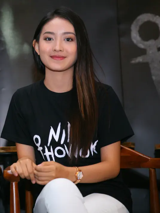 "Ya gitu deh (sudah jadian)," singkatnya di kawasan Senopati, Jakarta Selatan, Kamis (11/1/2018). (Nurwahyunan/Bintang.com)