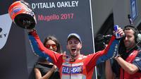Pebalap Ducati, Andrea Dovizioso, berhasil menjuarai balapan MotoGP Italia di Sirkuit Mugello, Minggu (4/6/2017). Dovizioso menang dengan catatan waktu 41 menit 32,126 detik. (EPA/Luca Zennaro)