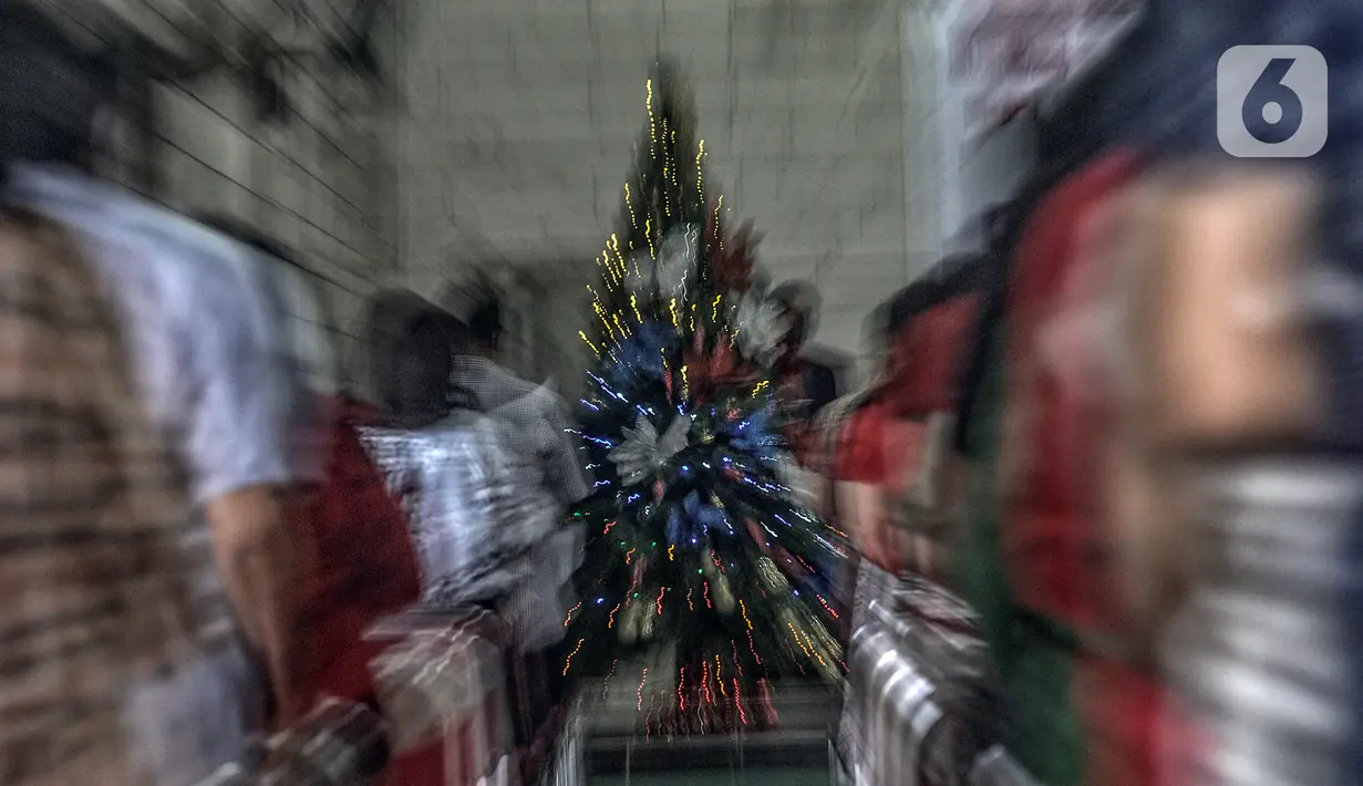 Jemaat HKBP Filadelfia mengikuti ibadah malam Natal di Gedung Serbaguna Mandiri Sejahtra CBL, Desa Sumber Jaya, Tambun, Bekasi, Jawa Barat, Kamis (24/12/2020). Mahkamah Agung membatalkan keputusan Pemkab Bekasi yang menyatakan gereja jemaat HKBP Filadelfia tidak sah. (merdeka.com/Iqbal S. Nugroho)