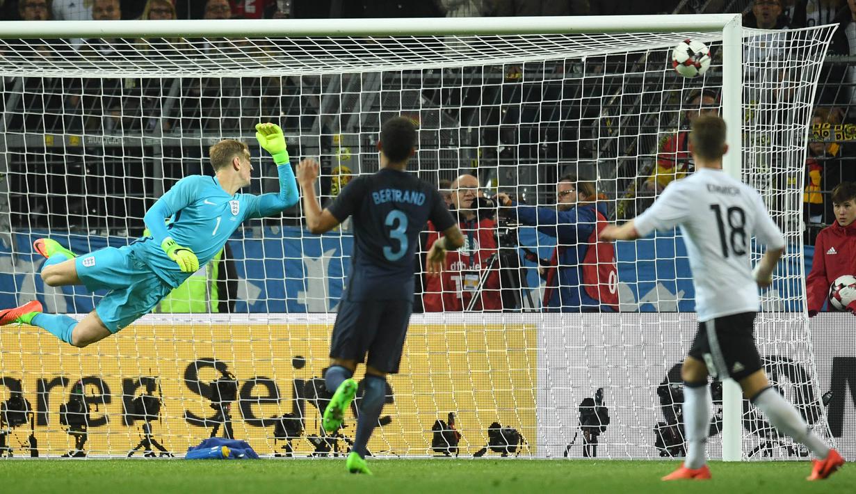 Kiper Inggris, Joe Hart gagal mengahalau bola masuk ke gawangnya. Gol kemenangan Jerman baru tercpita saat laga memasuki menit ke-69. (AFP/Bernd Thissen)