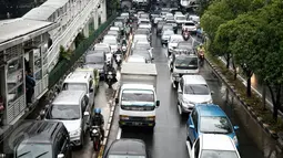 Sejumlah kendaraan terjebak kemacetan di Jalan Pramuka, Jakarta, Jumat (26/2). Banjir yang menggenangi sejumlah ruas jalan menyebabkan kemacetan arus lalu lintas di beberapa titik. (Liputan6.com/Faizal Fanani)