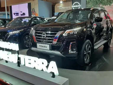Ubahan drastis terjadi pada parasnya yang semakin gagah. Tampilan depannya masih mengusung bahasas desain 'V-Motion Grill' khas nissan dengan desain lampu mengadopsi model dari Nissan Patrol.Kesan SUV gagah ditonjolkan dengan disematkannya under guard silver dan bentuk kap mesin yang datar dan tegak. Nissan Terra VL AT 4x4 dijual seharga Rp749,9 juta.
