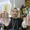 Salah satu karyawan menunjukan emas batang di Galeri 24 Pegadaian, Jakarta, Kamis (12/9/2024). (Liputan6.com/Angga Yuniar)