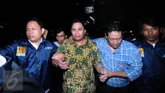 Anggota DPR Fanny Syafriansyah (kedua kiri) saat digiring menuju Pusdokkes Polda Metro Jaya usai menjalani pemeriksaan, Jakarta, Senin (29/2/2016). Ivan diperiksa atas kasus kekerasan terhadap PRT. (Liputan6.com/Helmi Fithriansyah)
