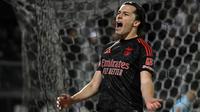 Bek Benfica asal Spanyol #03, Alvaro Fernandez Carreras, melakukan selebrasi setelah mencetak gol pada pertandingan Liga Portugal antara Vitoria Guimaraes SC dan SL Benfica di stadion Dom Afonso Henriques di Guimaraes, Portugal, pada 19 April 2025. (MIGUEL RIOPA/AFP)