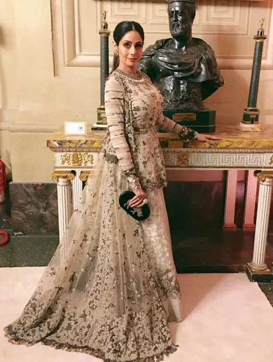 Tentu saja kabar ini membuat para penggemarnya berduka. Mereka mengucapkan ucapan duka cita melalui media sosial. (Foto: instagram.com/sridevi.kapoor)