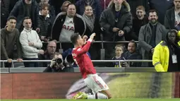 Cristiano Ronaldo jadi aktor utama dalam kemenangan tersebut dengan menyumbang satu gol dan satu assist untuk membawa timnya meraih kemenangan 3-0. (AP/Frank Augstein)
