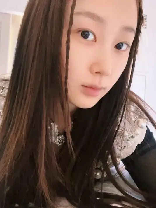 <p>Namun dalam foto lain Giselle terlihat tetap tirus dengan busana dan rambut yang sama. Fans menduga angle foto sangat menentukan tampak wajah para idol, termasuk Giselle. Bagaimana menurut kalian? (Twitter)</p>