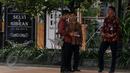Sejumlah anggota Paspampres berpakaian batik berjaga di sekitar Gedung Graha Saba Buana, Solo, Selasa (9/6/2015). Gedung tersebut akan digunakan sebagai tempat resepsi Gibran Rakabuming Raka dan Selvi Ananda pada 11 Juni 2015. (Liputan6.com/Faizal Fanani)