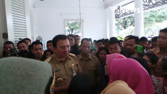 Senin, 13 Februari 2017, Basuki Tjahaja Purnama kembali aktif sebagai gubernur usai cuti kampanye. Di halaman balai kota, Ahok disambut sejumlah wanita dengan berbagai keluhan.