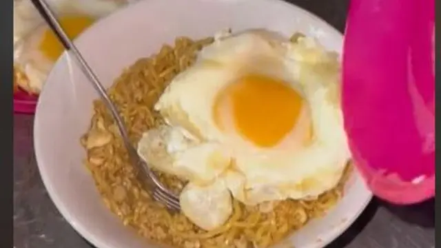 Warung di Surabaya Bisa Jual 1.000 Porsi Mi Instan Sehari, Cara Masaknya Unik