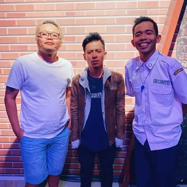 6 Potret Aris, Pria yang Disebut Kembaran Ariel NOAH