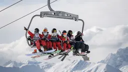 Sejumlah orang mengenakan kostum Santa Claus menaiki kereta gantung di resor ski Verbier, Pegunungan Alpen Swiss (2/12). Selain itu acara tersebut juga untuk menyambut perayaan Natal. (AFP Photo/Fabrice Coffrini)