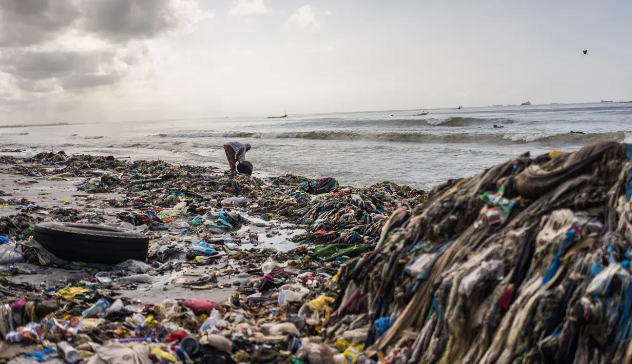 Tumpukan sampah di sebuah pantai di pinggiran Dakar, Senegal (13/9/2020). Karena sampah yang terbawa gelombang laut dan curah hujan selama musim hujan telah mencemari pantai. (Xinhua/Louis Denga)
