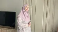 8 Pilihan Model Gamis Syari Polos Kombinasi 2 Warna Terbaru