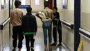 Dokter Tanpa Batas (MSF) juga fokus pada pemulihan fisik dan psikologis pasien, serta memberikan dukungan berkelanjutan setelah operasi. (Khalil MAZRAAWI/AFP)