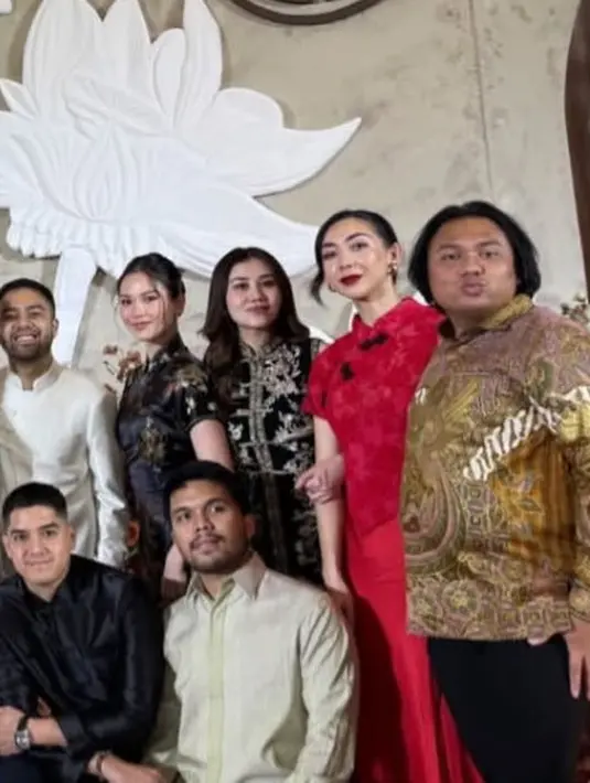 <p>Aaliyah Massaid mengenakan cheongsam hitam dengan bordiran warna gold serta kancing sanghainya. Rambut panjangnya terurai belah dua. [@anissaica]</p>