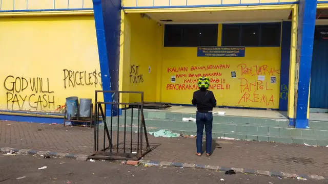 Bunga dan Doa Terus Mengalir di Stadion Kanjuruhan Malang