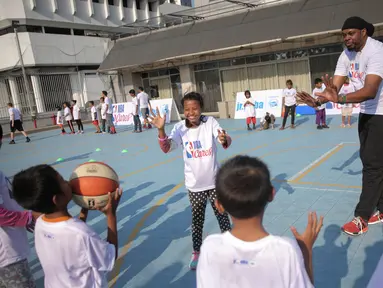 Mantan pemain Los Angeles Lakers, Sam Perkins saat Coaching Clinic Basket kepada anak-anak marjinal dan anak jalanan di Jakarta di Lapangan Basket, US Embassy, Annex, Jakarta, Kamis (7/9). (Liputan6.com/Faizal Fanani)