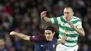 Aksi pemain PSG, Edinson Cavani (kiri) melewati adangan pemain Celtic, Scott Brown pada laga grup B Liga Champions di Parc des Princes stadium, Paris, (22/11/2017). PSG menang telak 7-0. (AP/Christophe Ena)