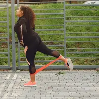 Intip 5 jenis workout yang bisa dilakukan di rumah dengan hanya menggunakan resistance band [Dok/freepik.com/prostooleh]