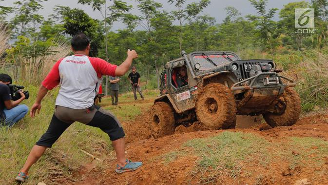 Jeep peserta jurnalis 4x4 melintasi lumpur selama Fastron Weekend Drive- Dasa Warsa Jurnalis 4X4, Bogor, Jawa Barat (26/11). Peserta juga diajak mengikuti pelatihan Fotografi, Videografi dan Editing serta Penulisan Press Release. (Liputan6.com/HO/Tatan)