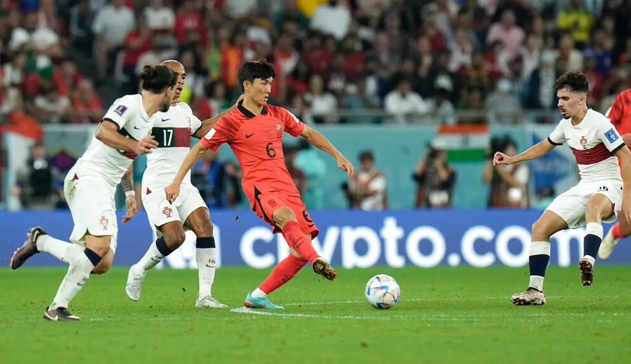 Pemain Korea Selatan Hwang In-beom mengontrol bola saat melawan Portugal pada pertandingan sepak bola Grup H Piala Dunia 2022 di Education City Stadium, Al Rayyan, Qatar, 2 Desember 2022. Korea Selatan melaju ke babak 16 besar Piala Dunia 2022 usai menaklukkan Portugal dengan skor 2-1. (AP Photo/Hassan Ammar)
