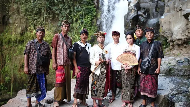 7 Pesona Raffi Ahmad dan Nagita Slavina saat Berbusana Adat Bali