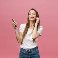 Hati-hati dengan bahaya yang mengintai jika terlalu lama menggunakan earphone (Credit: Freepik/benzoix)