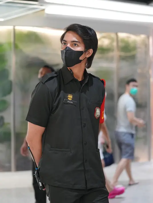 Mengenakan masker dan tanda nama di dadanya Rumi. Dalam caption videonya, El Rumi mengaku sedang magang di salah satu pusat perbelanjaan. Penampilan Rumi manarik perhatian netizen. [Instagram/elelrumi]