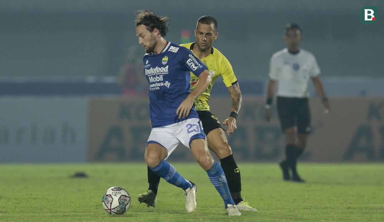 Marc Klok lagi-lagi mengancam gawang Pangeran Antasari di menit ke-33. Marc Klok mengirim umpan lambung ke arah Bashim Rashid yang menusuk ke kotak penalti. Bola memang masuk gawang, namun wasit menganulirnya karena off-side. (Foto: Bola.com/M Iqbal Ichsan)