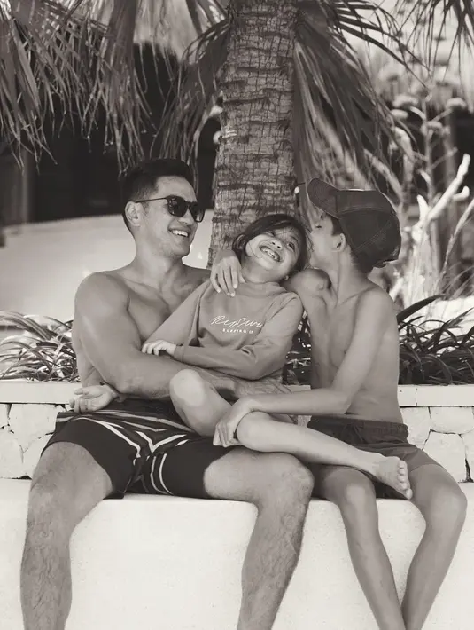 Tak hanya hangat sebagai suami, Andrew juga punya hubungan dekat dengan anak [Instagram/nanamirdad_]