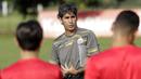 Pelatih Persija Jakarta, Stefano Cugurra Teco, memberikan arahan kepada anak asuhnya saat sesi latihan jelang laga Liga 1 di Lapangan Sutasoma, Jakarta, Jumat (07/12). Persija akan berhadapan dengan Mitra Kukar. (Bola.com/M Iqbal Ichsan)