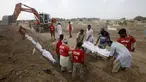 Relawan menguburkan jenazah korban tewas akibat gelombang panas saat pemakaman massal di Karachi, Pakistan, Jumat (26/6/2015). Lebih dari 1.150 orang tewas akibat gelombang panas. (REUTERS/Akhtar Soomro)