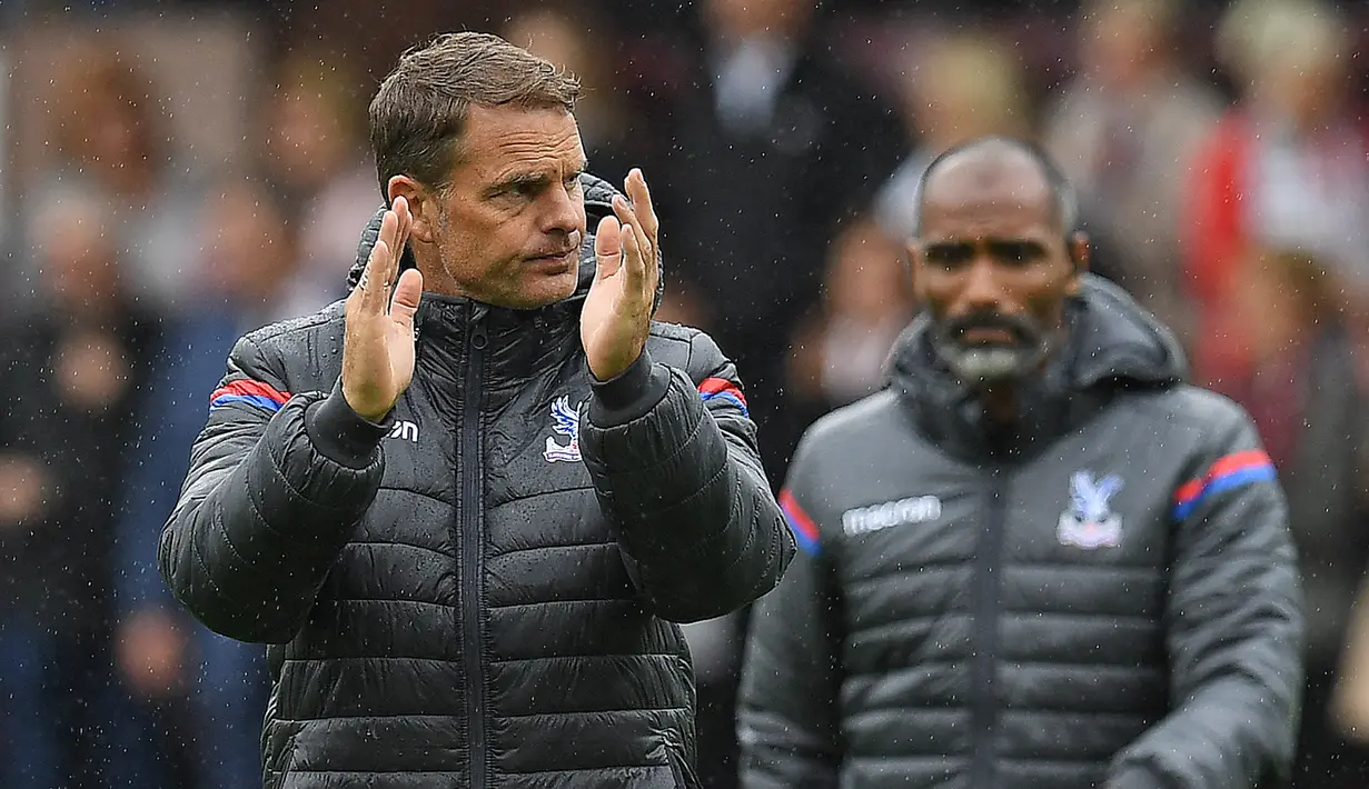 Frank de Boer. Pelatih berusia 51 tahun yang kini berstatus tanpa klub ini terakhir menjadi pelatih Timnas Belanda di ajang Euro 2020. Di Liga Inggris, ia sempat membesut Crystal Palace pada awal musim 2017/2018. Hanya bertahan 4 laga, ia dipecat pada 11 September 2017. (AFP/Paul Ellis)