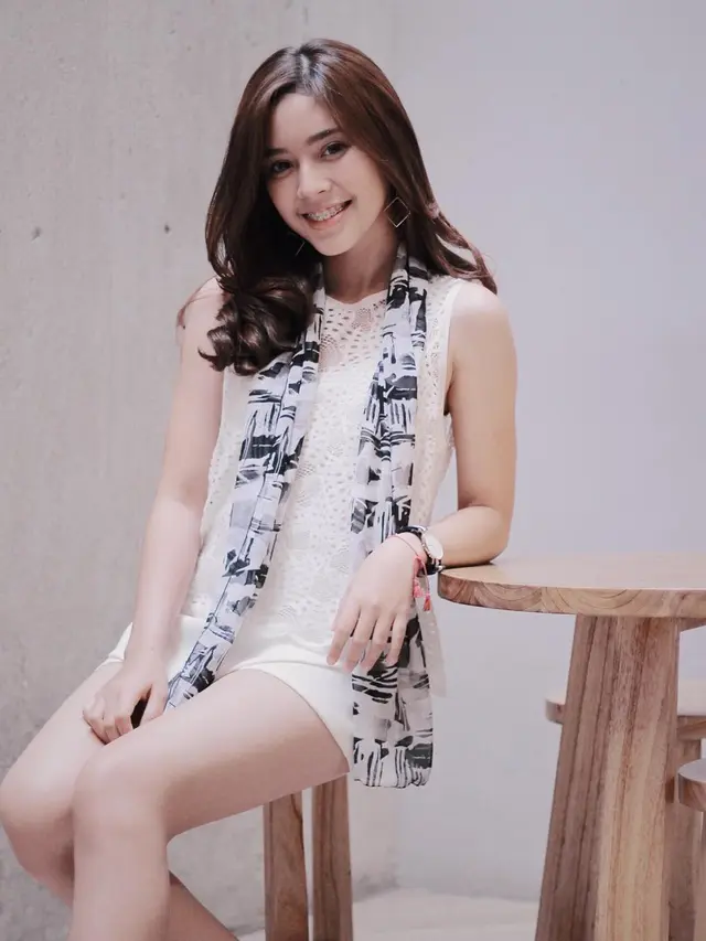 Potret Fay Nabila Dalam Balutan Busana Putih. (Sumber: Instagram/faynabilalxndr)